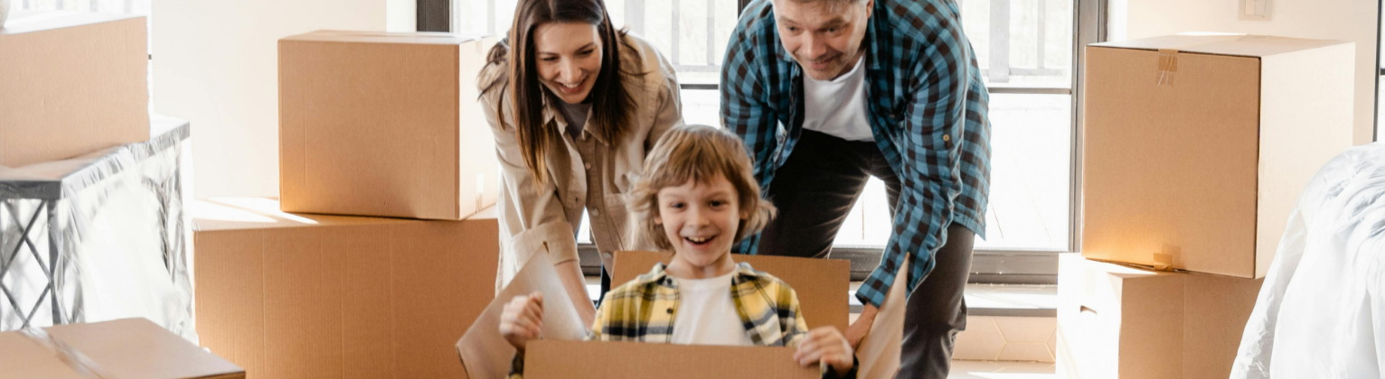Famille qui emménage dans leur appartement