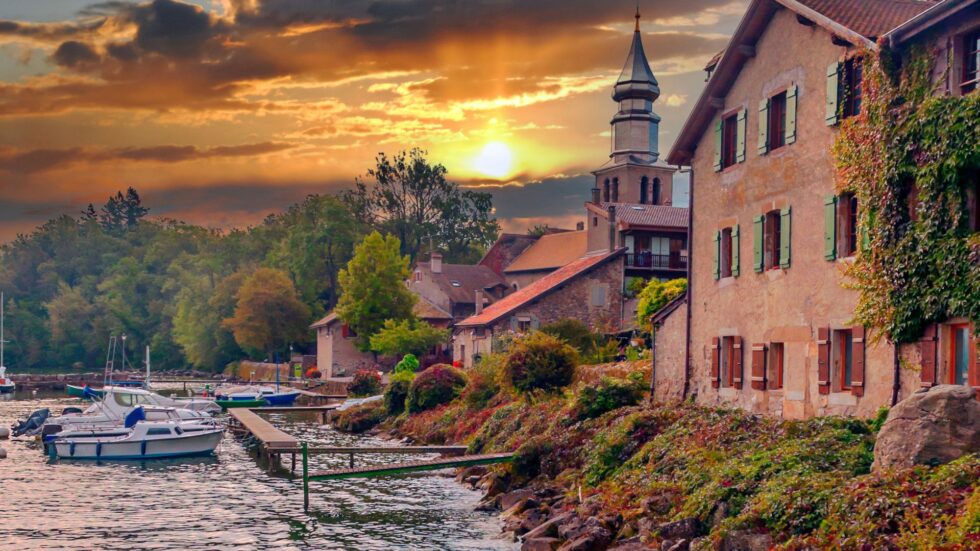 Nichée dans le magnifique département de la Haute-Savoie, la ville médiévale d’Yvoire se dresse fièrement au bord du lac Léman. Avec sa situation privilégiée dans la région Auvergne-Rhône-Alpes, cette perle de la France offre un voyage dans le temps à tous ses visiteurs, grâce à ses fortifications datant du XIVe siècle et son château imposant qui surveille les rives du lac.