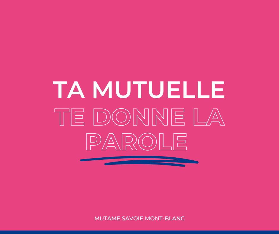 Un jeune homme souriant, debout devant un groupe d'aidants, reçoit des applaudissements lors d'une session de théâtre d'improvisation.