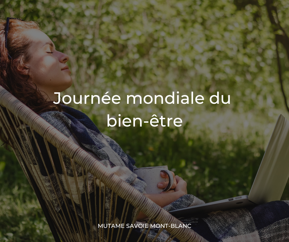 Un jeune homme souriant, debout devant un groupe d'aidants, reçoit des applaudissements lors d'une session de théâtre d'improvisation.