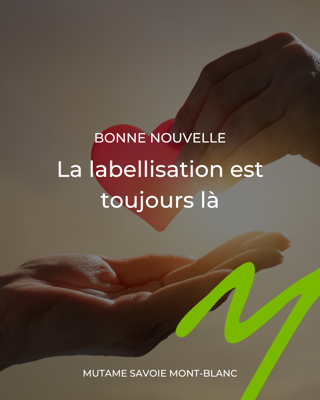 Deux personnes pratiquent la méditation en position du lotus, avec les mains posées sur les genoux et les doigts formant le geste du mudra. Aidants.