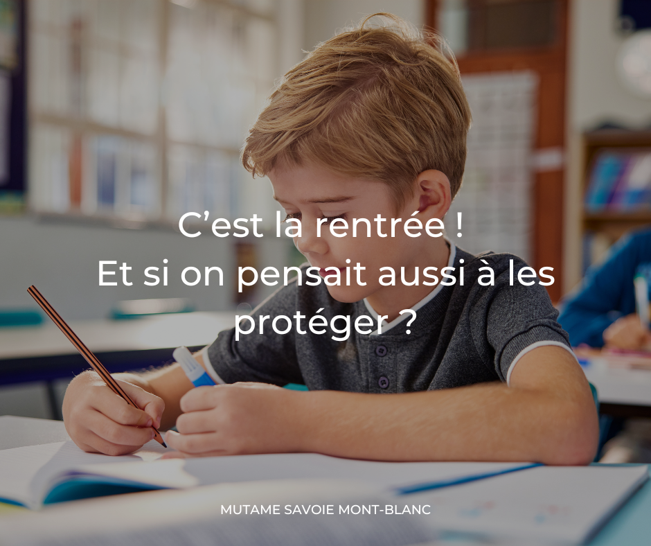 Deux personnes pratiquent la méditation en position du lotus, avec les mains posées sur les genoux et les doigts formant le geste du mudra. Aidants.