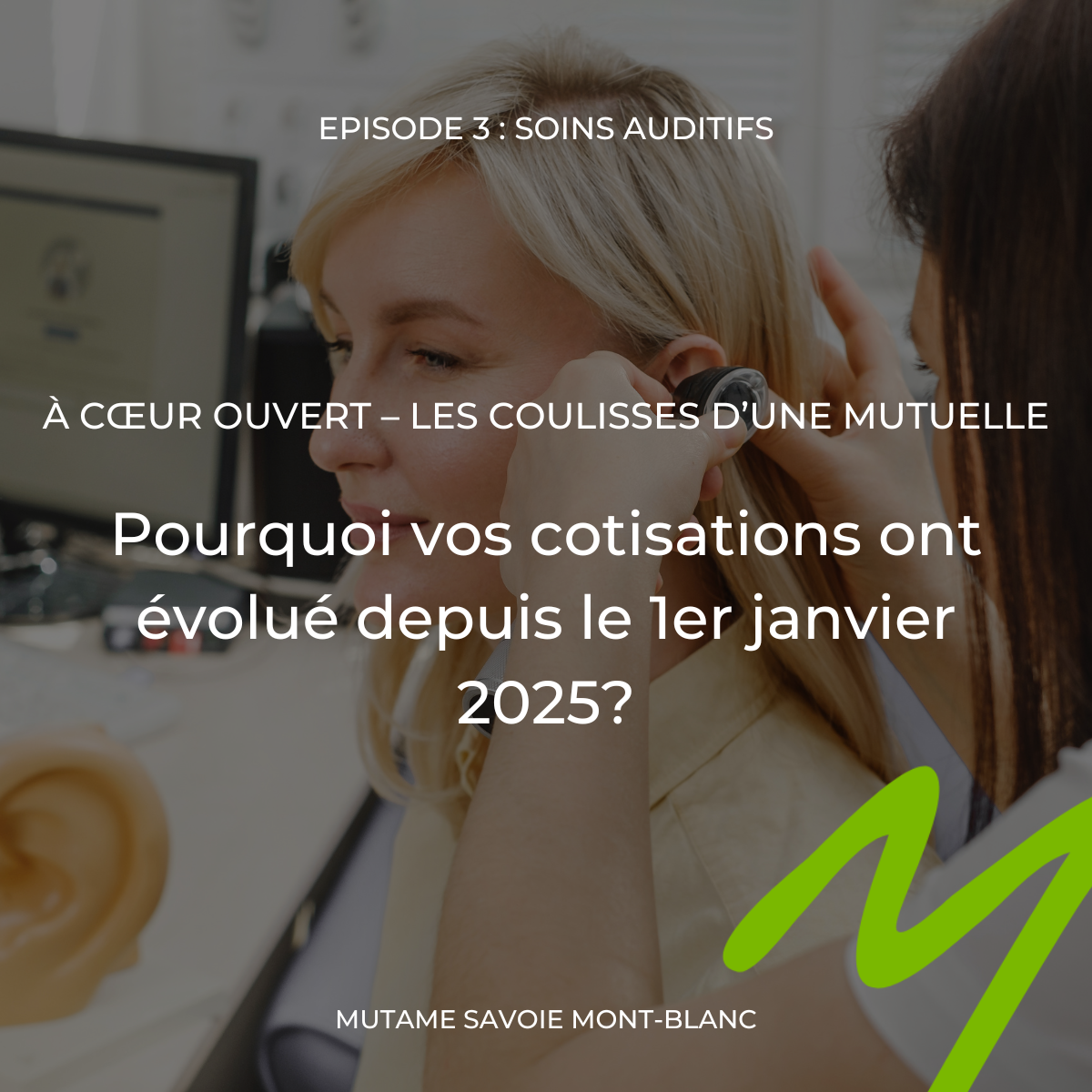 Deux personnes pratiquent la méditation en position du lotus, avec les mains posées sur les genoux et les doigts formant le geste du mudra. Aidants.