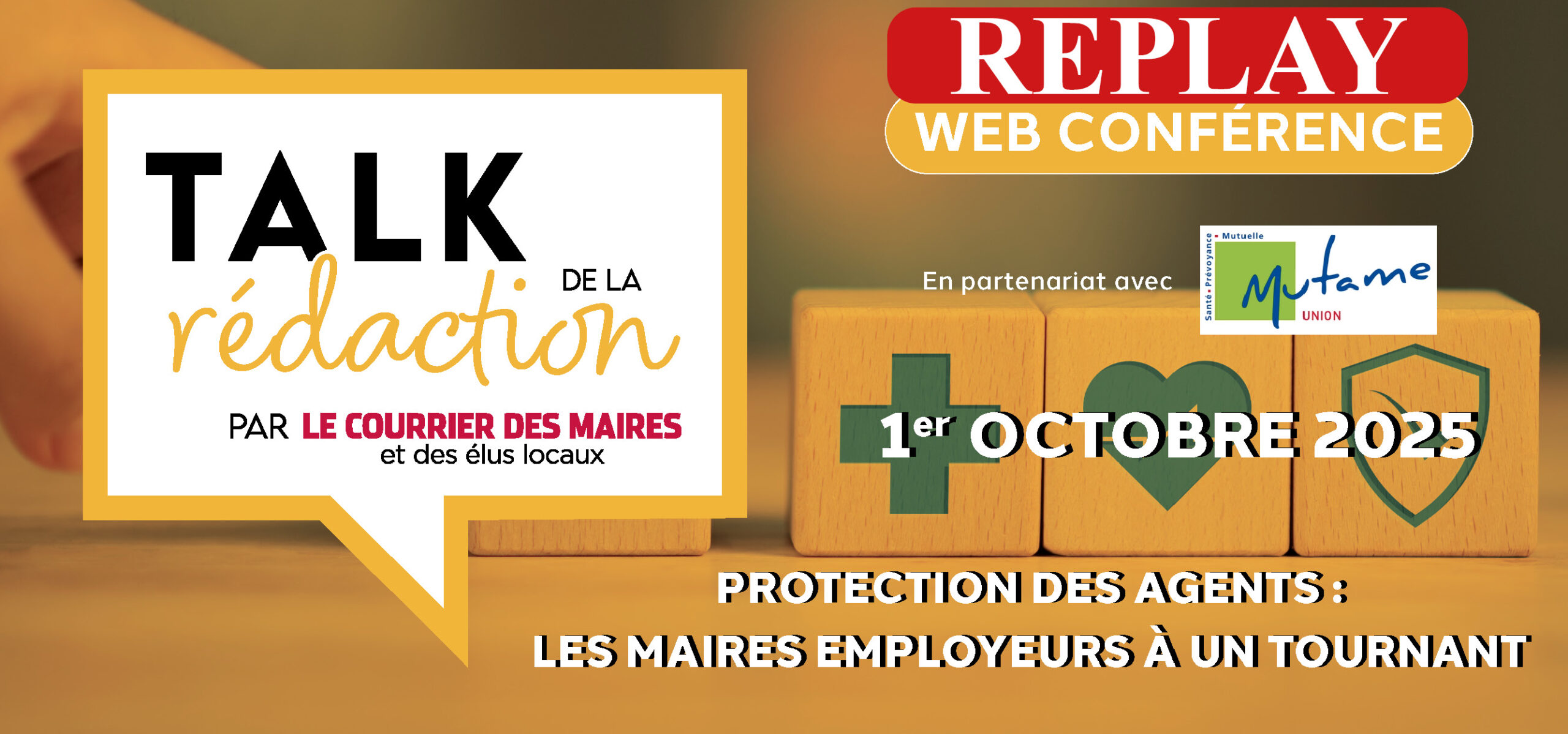 Deux personnes pratiquent la méditation en position du lotus, avec les mains posées sur les genoux et les doigts formant le geste du mudra. Aidants.