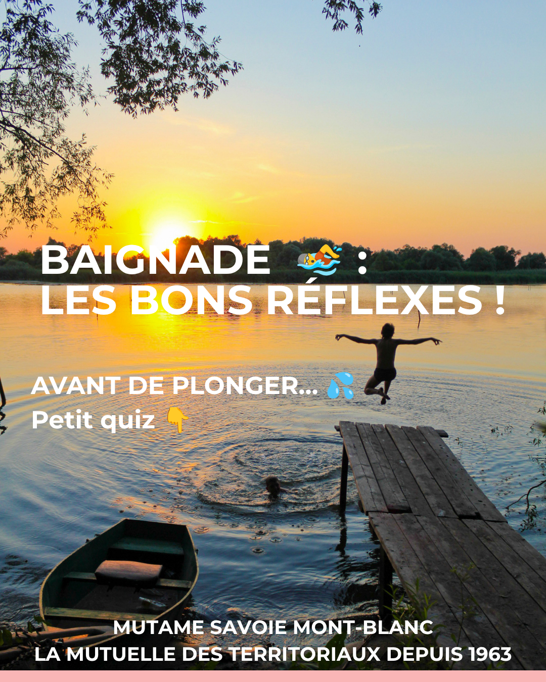 Deux personnes pratiquent la méditation en position du lotus, avec les mains posées sur les genoux et les doigts formant le geste du mudra. Aidants.